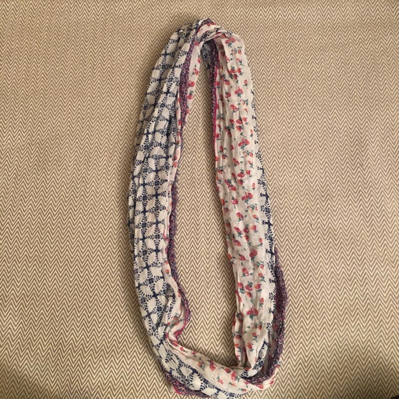 Floral+Pattern Infinity Scarf - Picture 5 of 5